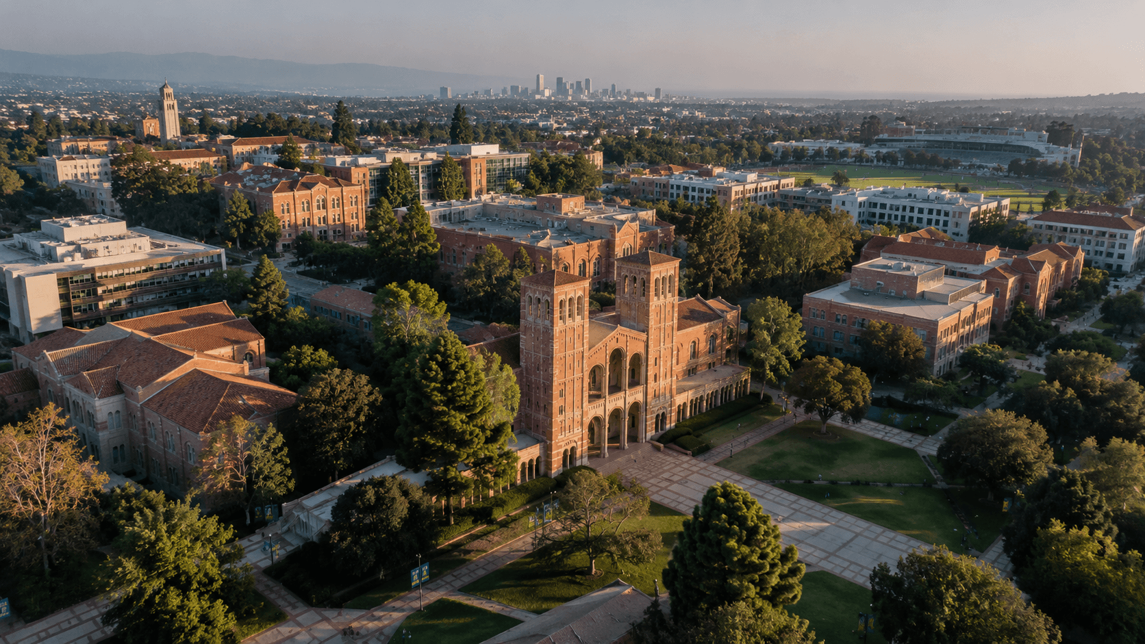 UCLA 校园与 Royce Hall 鸟瞰景观